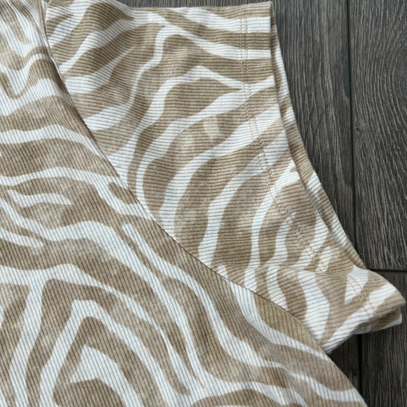 Old Navy Women’s XL Zebra Print Beige and White Short Sleeve Top - Picture 4 of 5